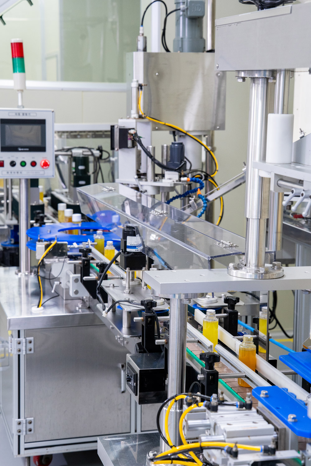 Automatic liquid container charger